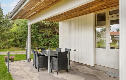 O grădină în afara Four-Bedroom Holiday Home In Juelsminde