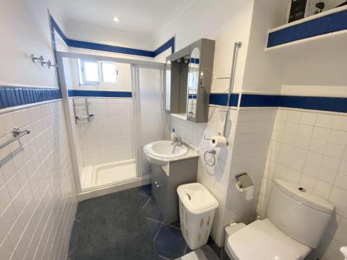 ein weißes Badezimmer mit Toilette und Waschbecken in der Unterkunft N02 Los Rosales - Studio in Sitio de Calahonda