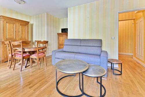 un salon avec un canapé bleu et une table dans l'établissement Appartement #Vaugirard Mairie du 15ème - II, à Paris