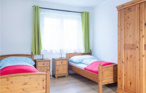 two twin beds in a bedroom with a window at Schoenes Ferienhaus Hirtenberg in Hirtenberg