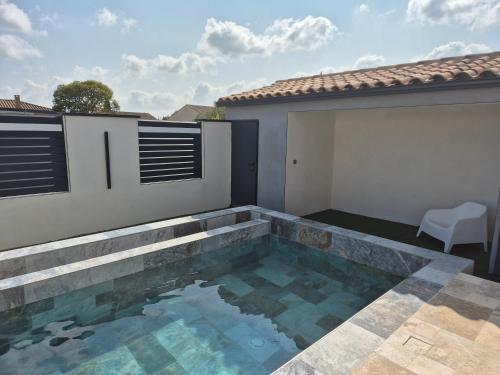 une piscine dans l'arrière-cour d'une maison dans l'établissement maison avec piscine à débordement, à Saint-Géniès-de-Malgoirès