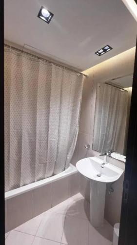 Ванная комната в Lagoon View Studio - Gym,Pool,Beach