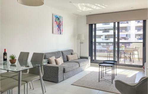 un salon avec un canapé et une table en verre dans l'établissement Flat In Los Arenales Del Sol, à Arenales del Sol