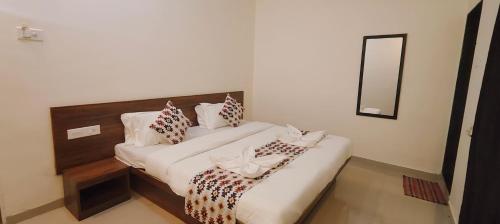 Кровать или кровати в номере LaForesta By Mahabaleshwar Stay