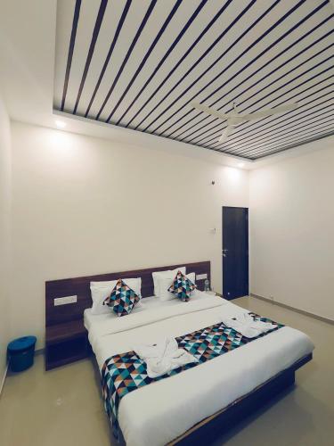 Кровать или кровати в номере LaForesta By Mahabaleshwar Stay