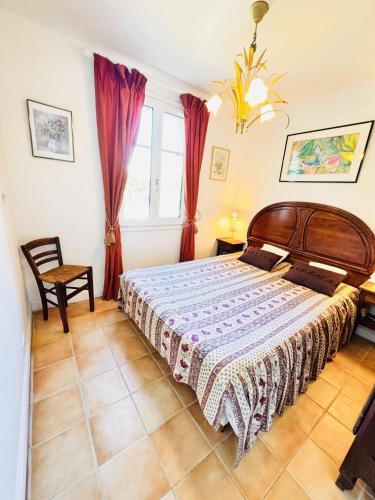 une chambre avec un grand lit et une fenêtre dans l'établissement Pied à terre au Gabelou à Port Fromentine, à La Barre-de-Monts