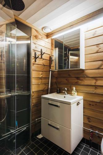 a bathroom with a sink and a shower at Fulufjellstunet in Ljørdal