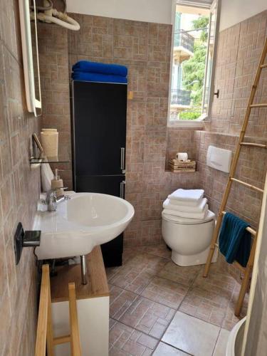 une salle de bain avec un lavabo et des toilettes dans l'établissement Villa Gustave, studio confort avec balcon Centre Cannes, à Cannes