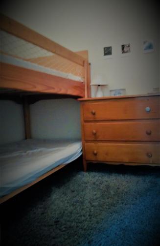 une chambre avec deux lits superposés et une commode dans l'établissement Eth Polit, à Luchon