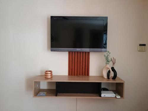 a flat screen tv hanging on a wall at Apartamento amplio en el corazón de Usaquén in Bogotá