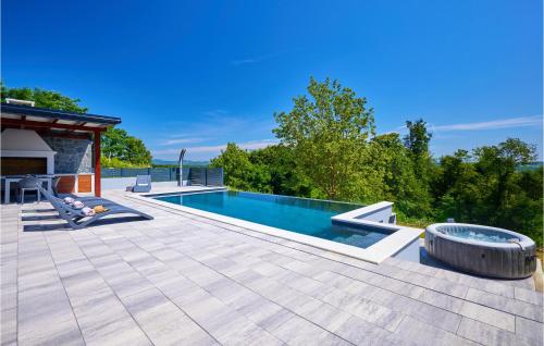 Bazén v ubytovaní Lovely Home In Bedenica With Jacuzzi alebo v jeho blízkosti