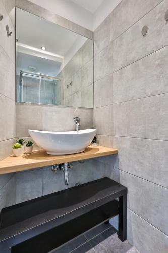 1 BD Athens Nikiou Cosy Apartment by Live&Travel