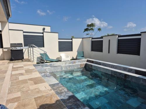 maison avec piscine à débordement