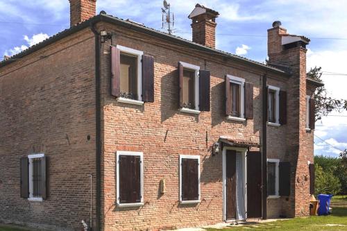 an old brick building with windows on the side at Villa Cipressi del 1800 appartamento 7 posti letto in Ruina