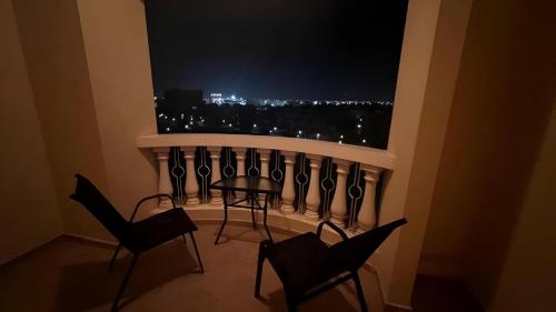 une pièce avec des chaises et une fenêtre avec vue dans l'établissement Lagoon View Studio - Gym,Pool,Beach, à Ras al Khaimah