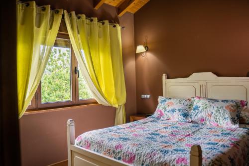 Postel nebo postele na pokoji v ubytování Apartamentos Rurales El Fresnu