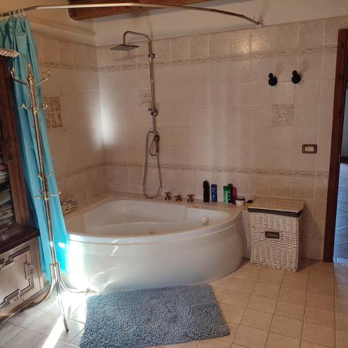 a white bath tub in a bathroom with a shower at Villa Cipressi del 1800 appartamento 7 posti letto in Ruina