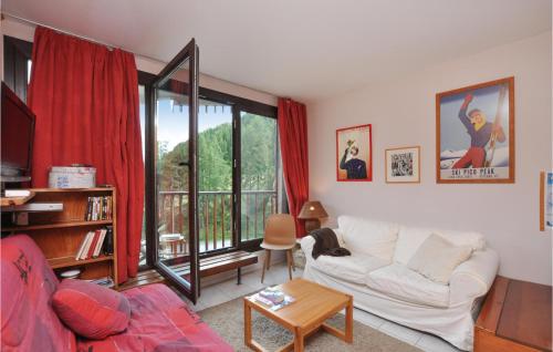 - un salon avec un canapé blanc et une fenêtre dans l'établissement 1 Bedroom Beautiful Apartment In Allos, à Allos