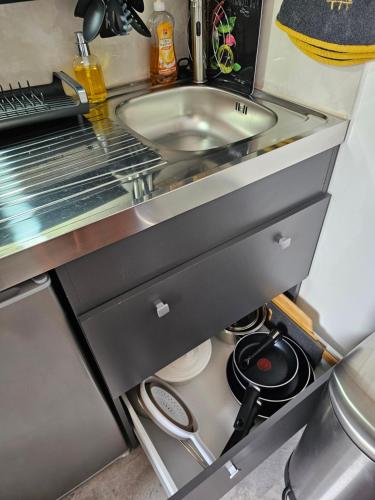 un comptoir de cuisine avec un évier et un évier dans l'établissement Studio 3 à La Trinité proche de Nice 10 mn, Monaco 15 mn et l'Italie 30 mn, à La Trinité