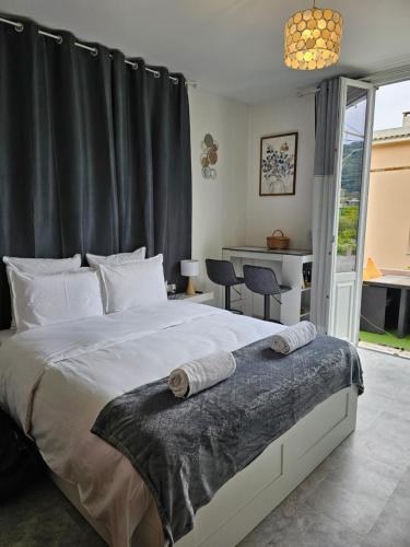 une chambre avec un lit avec deux serviettes dessus dans l'établissement Studio 3 à La Trinité proche de Nice 10 mn, Monaco 15 mn et l'Italie 30 mn, à La Trinité