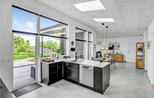 Η κουζίνα ή μικρή κουζίνα στο Cozy Home In Farsø With Wifi