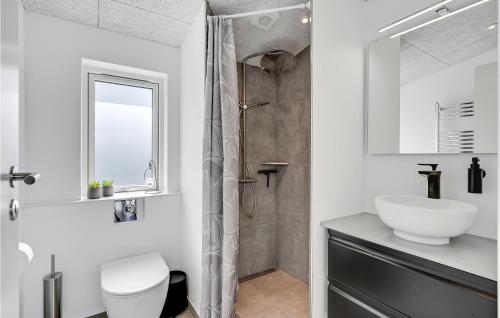 Ένα μπάνιο στο Cozy Home In Farsø With Wifi