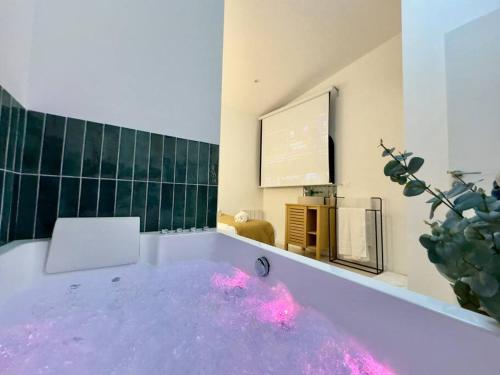 Billede fra billedgalleriet på Romantique Room - Cinéma - Netflix - St Roch i Amiens