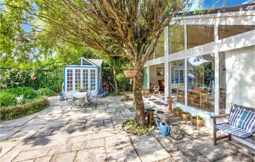 une terrasse avec un arbre et une maison dans l'établissement Cozy Home In Quiberon With Jacuzzi, à Quiberon