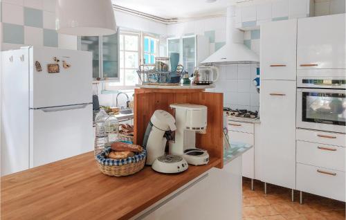 - une cuisine blanche avec un comptoir muni d'un mixeur dans l'établissement Cozy Home In Quiberon With Jacuzzi, à Quiberon