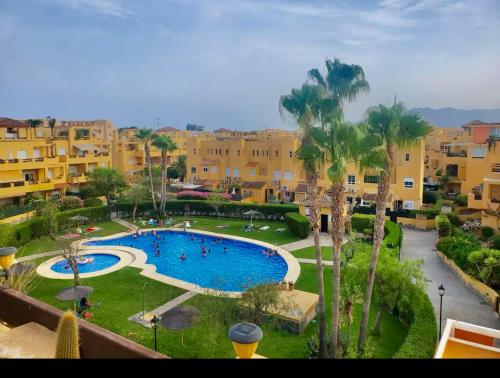 a view of a swimming pool in a park with buildings at Magnífico apartamento en Vera in Vera