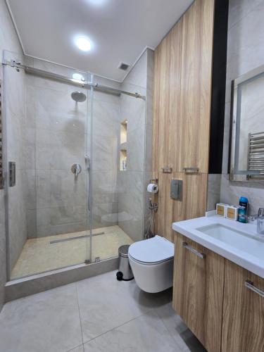 Ένα μπάνιο στο Ultra comfort apartment in NRG Oybek