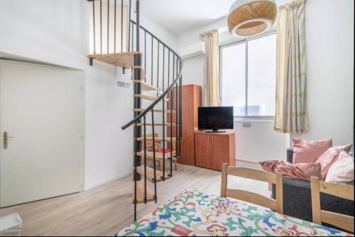 une chambre avec un escalier en colimaçon et un salon dans l'établissement 5BAL - Appartement avec Mezzanine, à Marseille