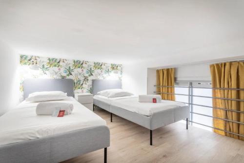 une chambre avec deux lits et un tableau au mur dans l'établissement 5BAL - Appartement avec Mezzanine, à Marseille