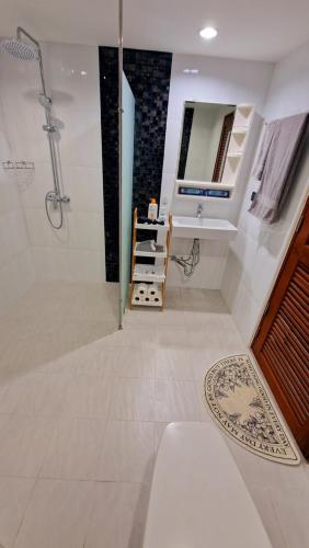 Ένα μπάνιο στο Two bedroom apartment near Naiharn beach