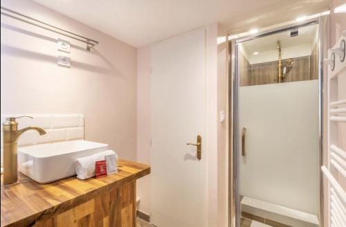 une salle de bain blanche avec un lavabo et une douche dans l'établissement 5BAL - Appartement avec Mezzanine, à Marseille