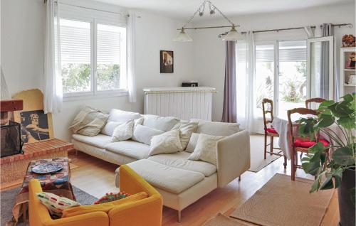 un salon avec un canapé blanc et une table dans l'établissement 3 Bedroom Lovely Home In Belcodène, à Belcodène