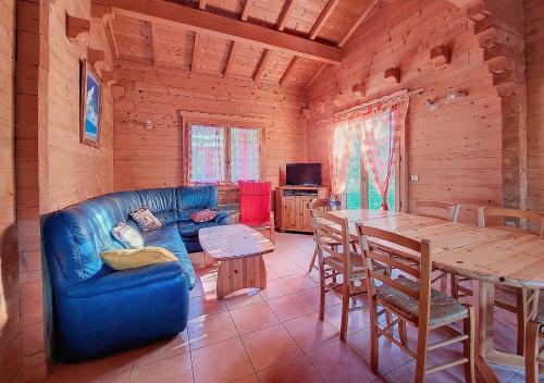 un salon avec un canapé bleu et une table dans l'établissement Manupa Clevie, à Morzine