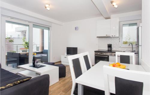 2 Bedroom Stunning Apartment In Makarska