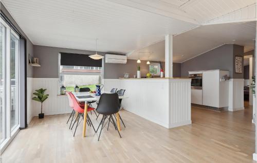 Η κουζίνα ή μικρή κουζίνα στο Amazing Home In Børkop With Wifi