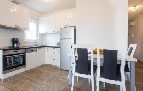 2 Bedroom Stunning Apartment In Makarska