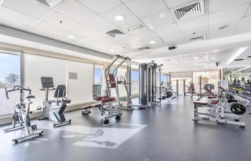 ein Fitnessstudio mit mehreren Laufbändern und Cardiogeräten in der Unterkunft Lagoon View Studio - Gym,Pool,Beach in Ras al Khaimah