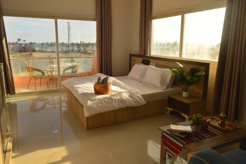 Ένα ή περισσότερα κρεβάτια σε δωμάτιο στο Beautiful Salalah Beach Apartments - 2 by Beautiful Salalah Tours