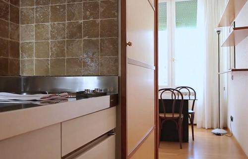 a kitchen with a stove and a counter top at Pràti Home in Rome