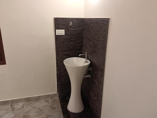 bagno con lavandino bianco su una parete di ANGEL homestay kochi a Cochin