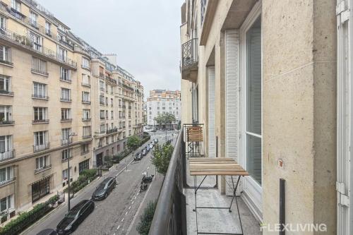- un balcon avec un banc sur le côté du bâtiment dans l'établissement Flexliving - Dardanelles - Studio, à Paris