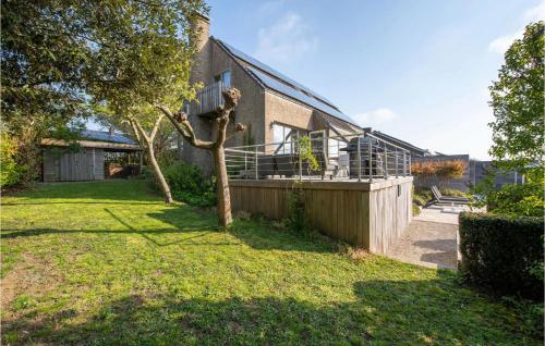 una casa con una valla de madera en el patio en Stunning Home In Westouter With Sauna, en Westouter