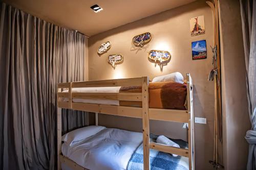 a bunk bed room with two bunk beds in it at Nevada suites Dúplex con vistas y acceso a pista in Sierra Nevada