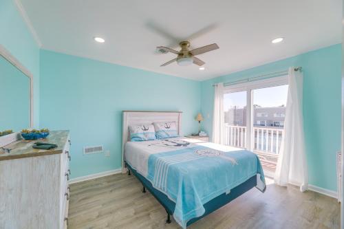 Postel nebo postele na pokoji v ubytování Steps to Ocean Colorful Abode in Fenwick Island