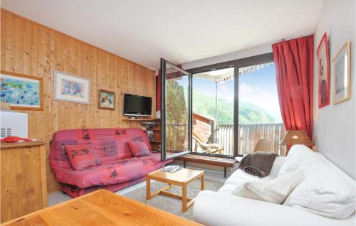 un salon avec un canapé et une télévision dans l'établissement 1 Bedroom Beautiful Apartment In Allos, à Allos