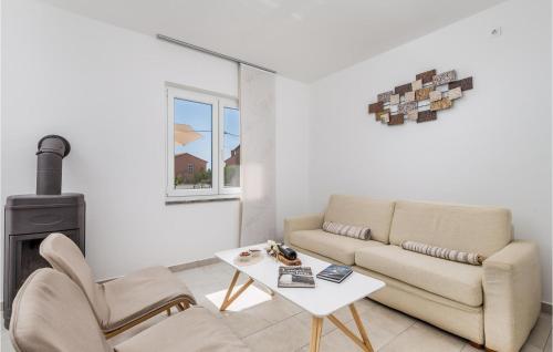 a living room with a couch and a table at Stunning Home In Lun With Wifi in Lun